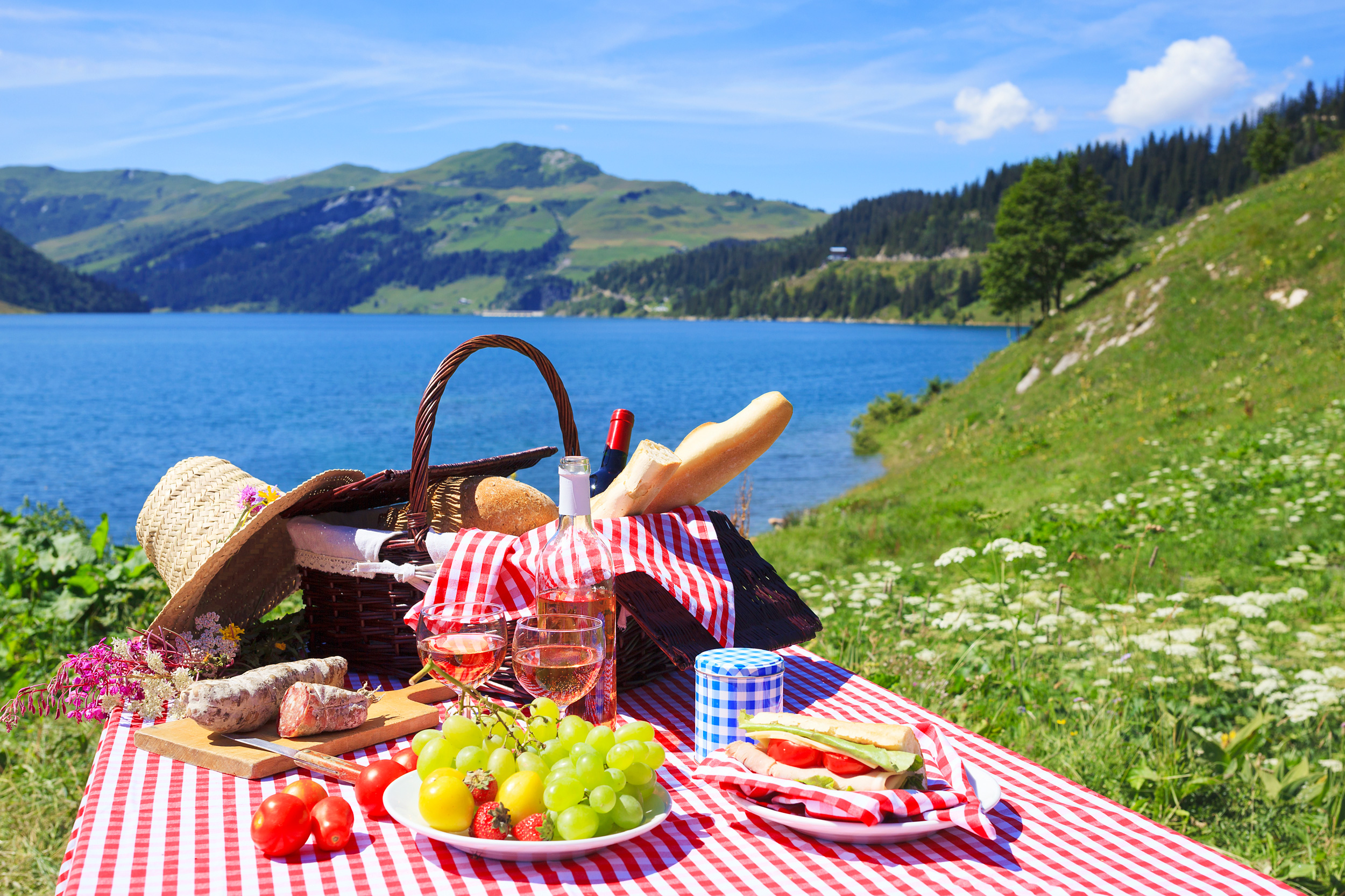come-organizzare-un-picnic-elegante-tovaglia-cestino