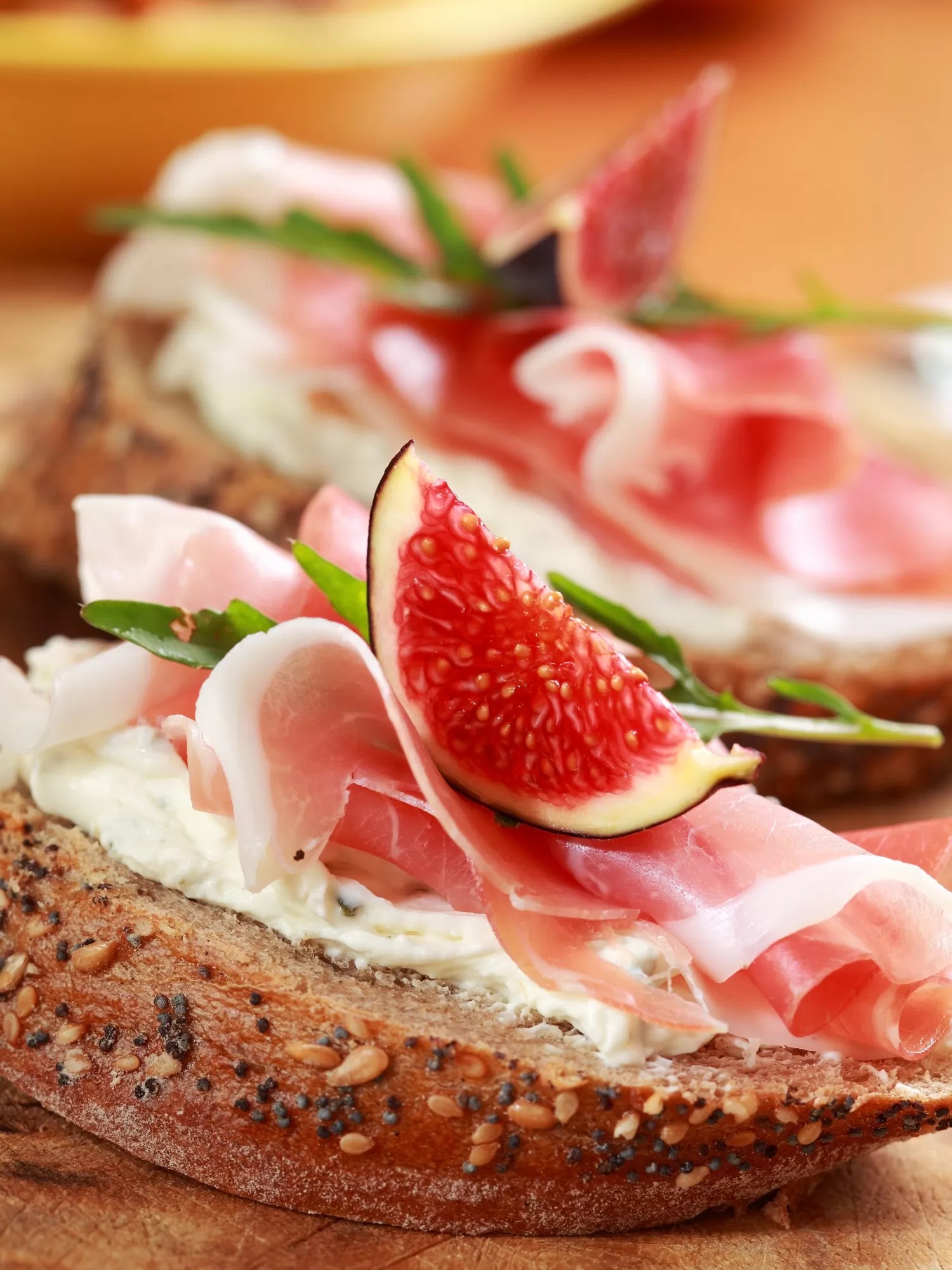 finger food da abbinare al prosecco extra dry dersut - crostini integrali con formaggio di capra, prosciutto crudo e fichi