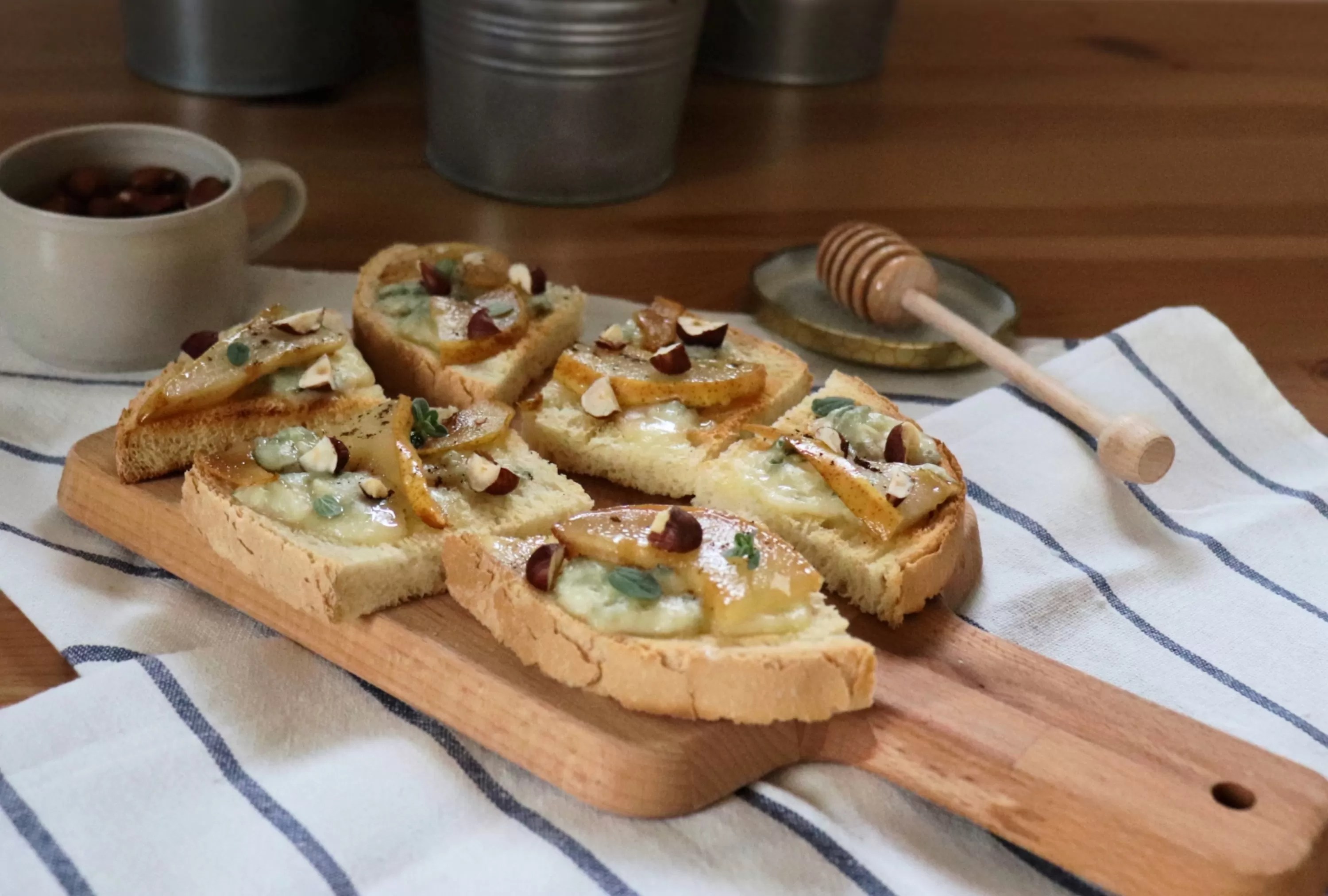 Crostini al gorgonzola e pere caramellate con nocciole e polvere di caffè