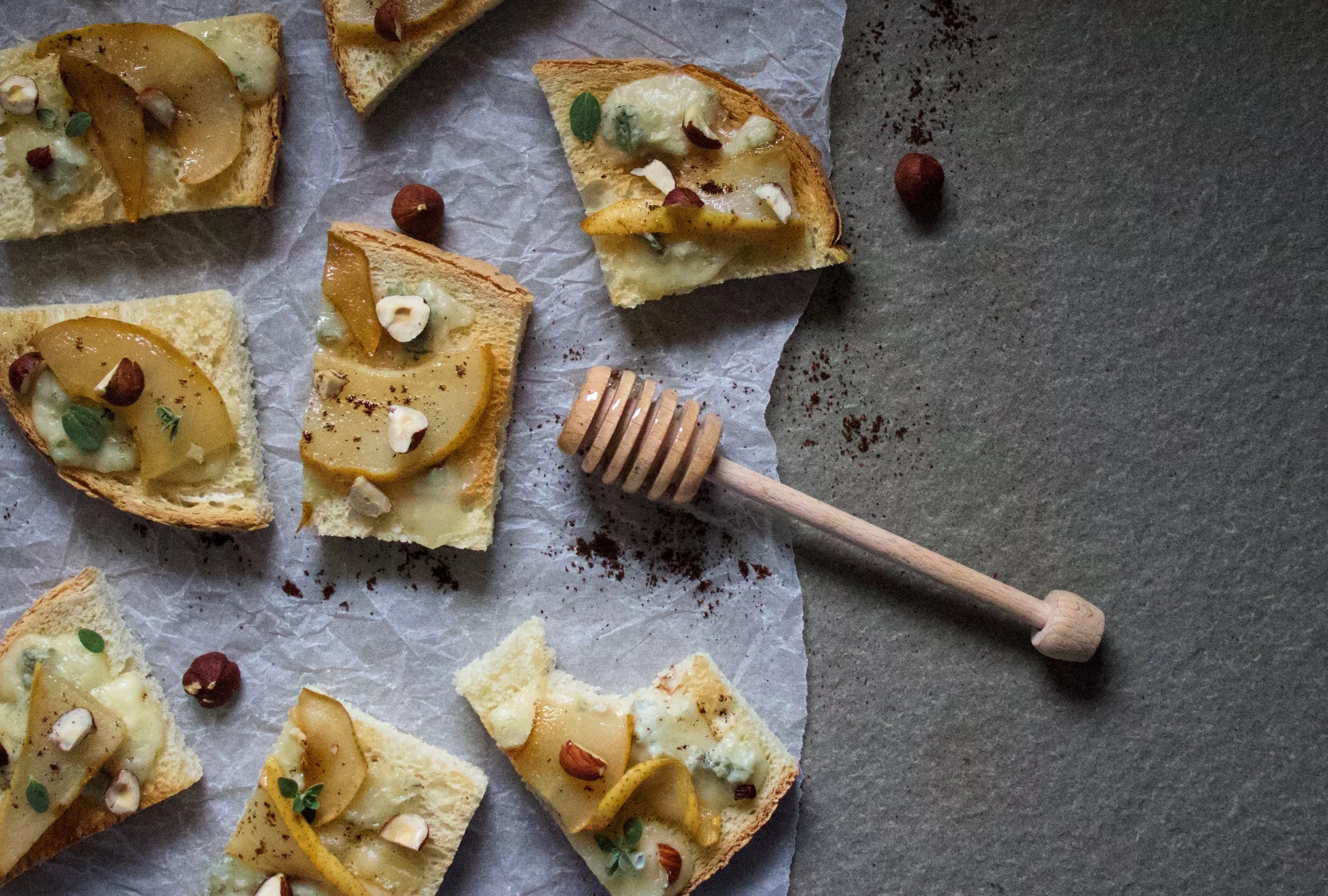 Crostini al gorgonzola e pere caramellate con nocciole e polvere di caffè