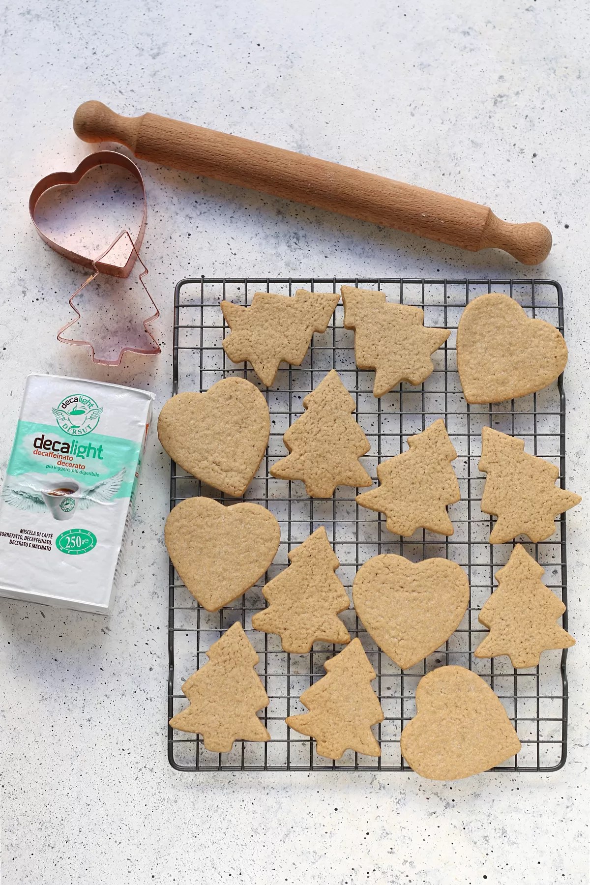 Biscotti decorati con frolla speziata al caffè