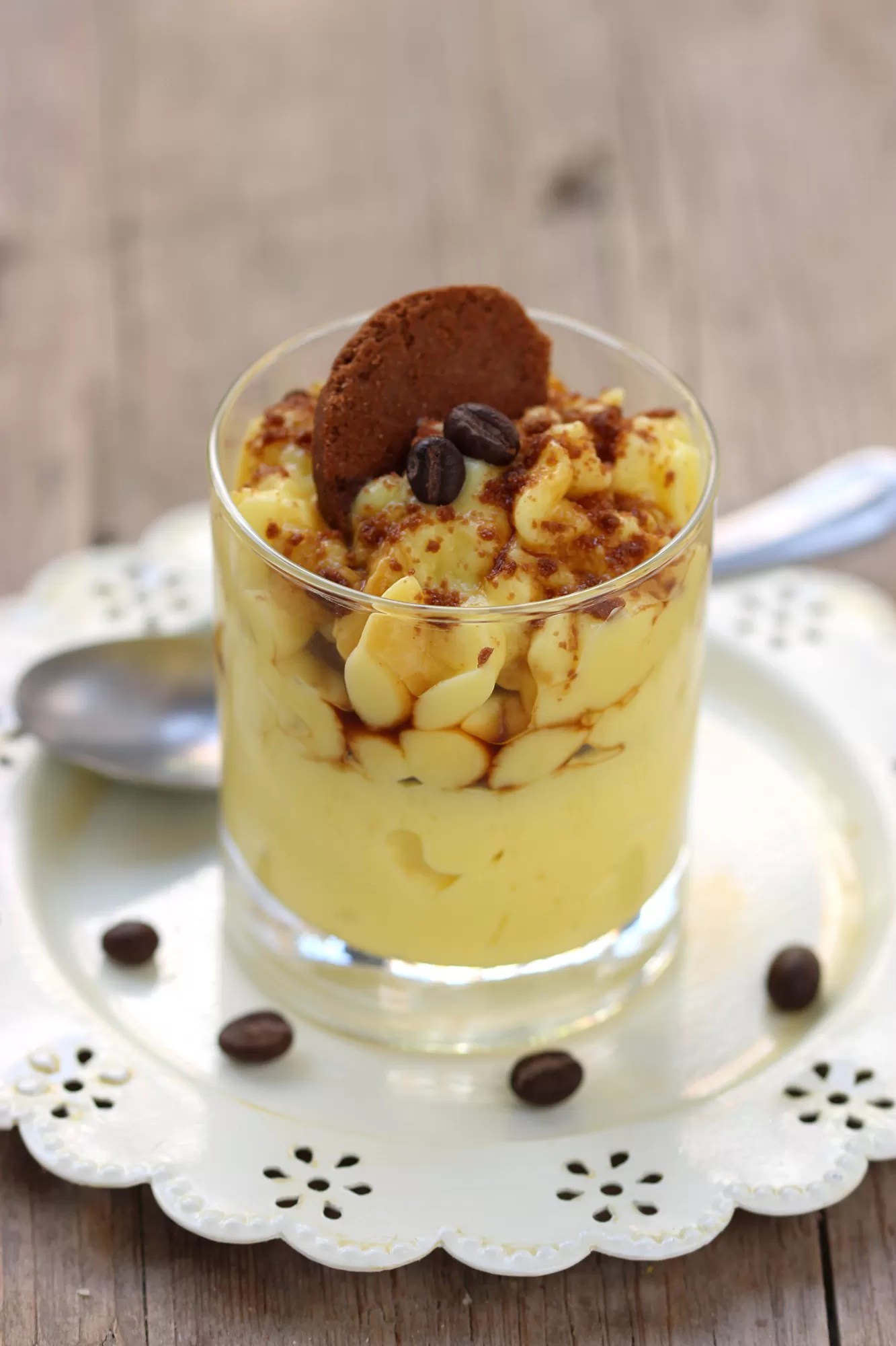 Dessert alla crema pasticcera e caffè