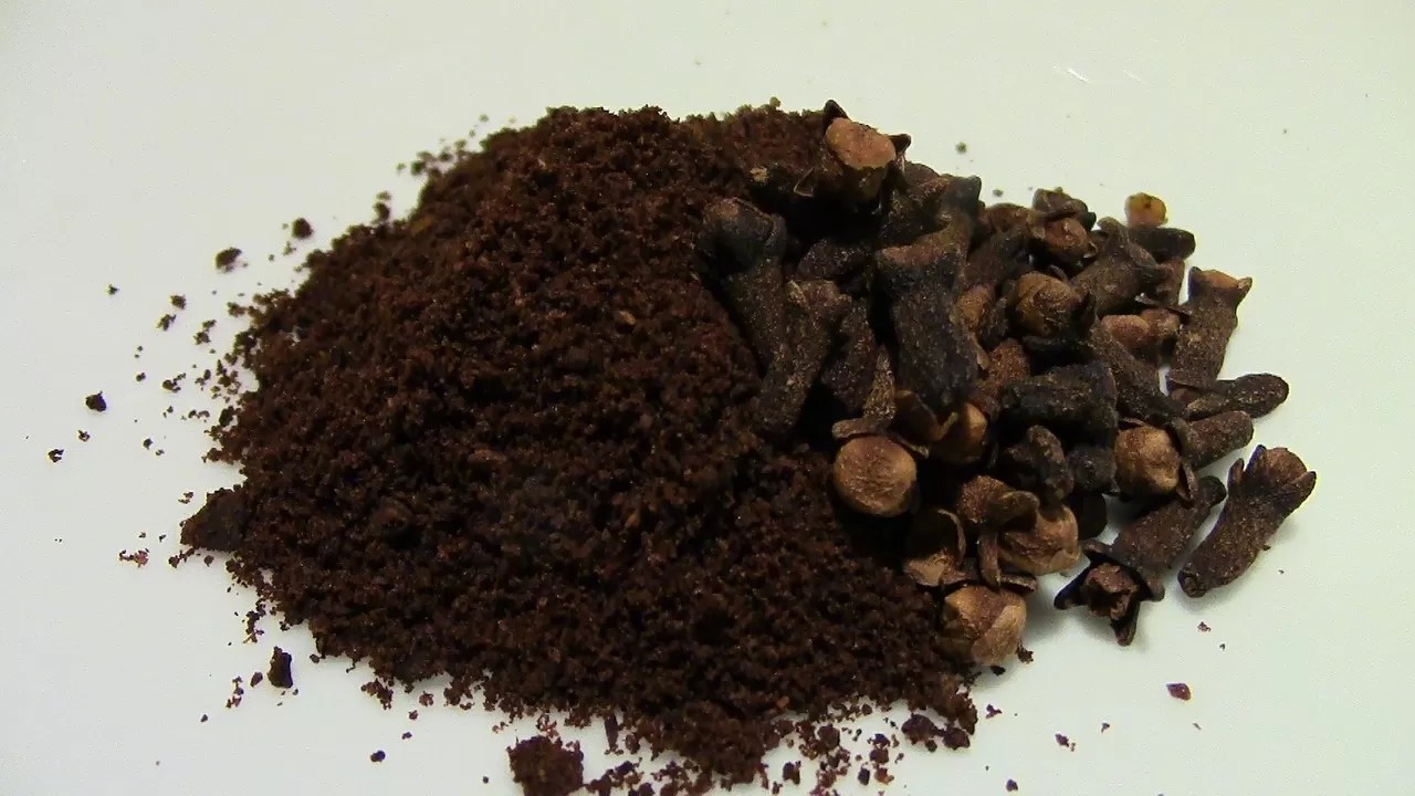 caffè e chiodi di garofano